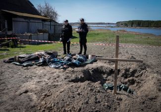 Полиция проводит эксгумацию тел мирных жителей, погибших в селе Вобля под Киевом, которое было занято российскими войсками