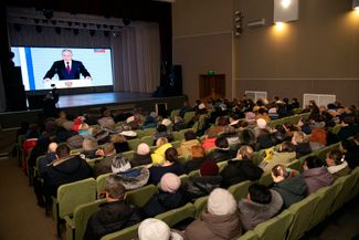 Жители оккупированного поселка Новоайдар Луганской области смотрят трансляцию речи Путина. Новоайдар находится в 55 километрах к северо-западу от Луганска, он оккупирован российскими войсками с 3 марта 2022 года