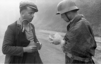 Проверка документов немецким солдатом. Италия, 1944 год