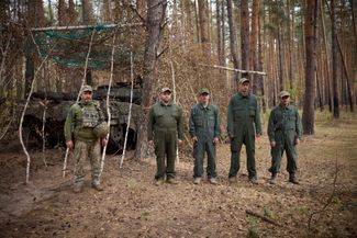 Бойцы ВСУ во время визита Зеленского