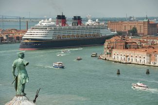 Круизный лайнер Disney Magic возвращается в венецианский док. 3 июля 2013 года