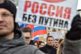 Навальный старался не пропускать марши памяти Бориса Немцова. В 2020-м акция прошла 29 февраля, прямо перед началом пандемии, и стала последним согласованным протестным митингом в Москве на годы вперед — и последним митингом, в котором участвовал Навальный