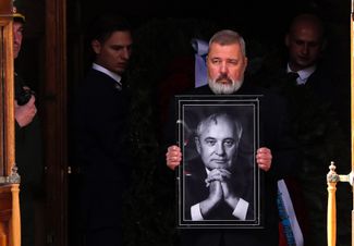 Журналист Дмитрий Муратов во главе траурной процессии на похоронах Горбачева