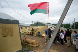 Журналисты, участвующие в пресс-туре, осматривают палатки на территории лагеря — наемников ЧВК Вагнера в них действительно не оказалось