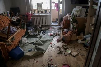 Полуразрушенная квартира в Одессе после обстрела с помощью российских дронов