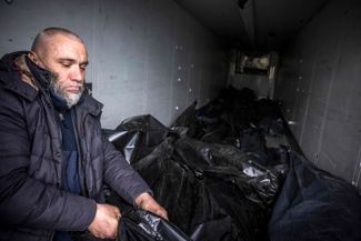 Мужчина в грузовике с телами погибших мирных жителей Бучи