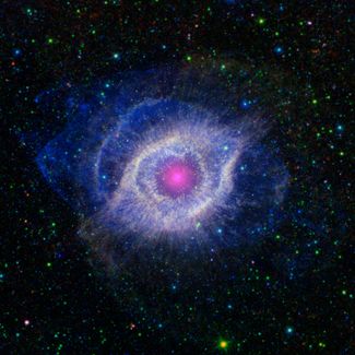 Планетарная туманность Улитка в созвездии Водолея, находящаяся на расстоянии 650 световых лет от Земли. Это изображение, как и многие другие, сделано путем комбинирования фото, отснятых разными телескопами, которые действуют в разных световых диапазонах. Данные «Спитцера», работающего в инфракрасном диапазоне, — на изображении имеют красноватый оттенок.