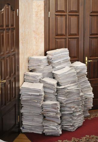 Документы в коридоре Министерства финансов России. Февраль 2012 года