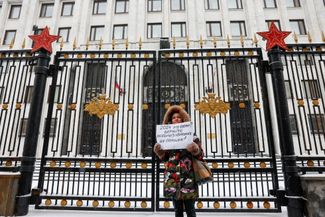 Мария Андреева, чей муж был мобилизован в октябре 2022 года и до сих пор не вернулся домой, на пикете у здания Минобороны в Москве, 6 января 2024 года
