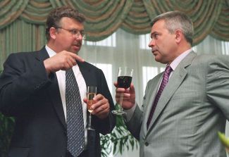 Гендиректор «Рособоронэкспорта» Андрей Бельянинов (слева) и президент НК «Лукойл» Вагит Алекперов на фуршете по случаю подписания соглашения между «Лукойлом» и «Оборонэкспортом». 12 июля 2001 года