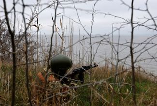 Российский солдат на боевой позиции на левом берегу Днепра в оккупированной части Запорожской области