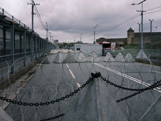 Friendship Bridge, view of Russia. After the outbreak of the Russo-Ukrainian war, it was installed 