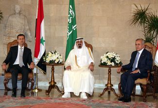 Слева направо: президент Сирии Башар Асад, король Саудовской Аравии Абдалла и президент Ливана Мишель Сулейман в Бейруте. Июль 2010 года.