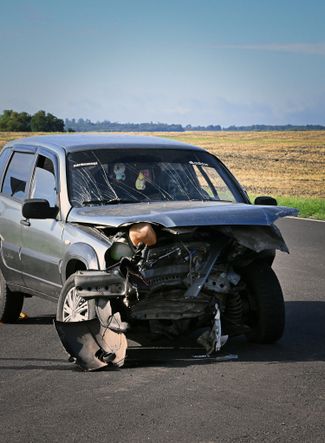 Поврежденный в результате удара дрона автомобиль на дороге между Суджей и Курском. 8 августа 2024 года