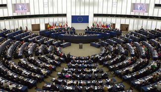 Депутаты Европарламента слушают видеообращение президента Украины Петра Порошенко. 16 сентября 2014 года.