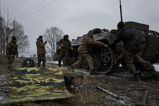 Украинские военные ремонтируют гусеницу БМП