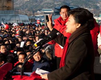 Пак Кын Хе выступает перед сторонниками в Сеуле. 8 декабря 2012 года