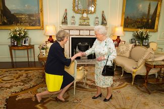 Королева Великобритании Елизавета II с новым премьер-министром Великобритании Терезой Мэй, 13 июля