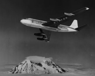 Самолет Boeing 367-80, прототип пассажирского лайнера B-707, во время полета на фоне вулкана Рейнир в штате Вашингтон. 15 июля 1954 года