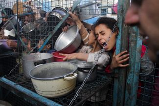 В секторе Газа расположены несколько лагерей беженцев, существующие десятки лет. В одном из таких лагерей, в Джебалии, на площади 1,4 квадратных километра живут более 100 тысяч человек. Этот лагерь на севере сектора Газа считается одним из оплотов ХАМАС. Жители лагерей беженцев наиболее сильно пострадали от перебоев с поставкой гуманитарной помощи
