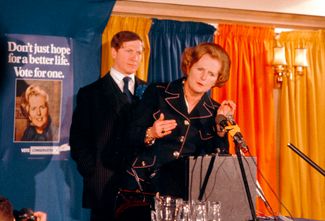Лидер оппозиции Маргарет Тэтчер во время предвыборной кампании 1979 года под лозунгом «Не надейся на лучшую жизнь, голосуй за нее»