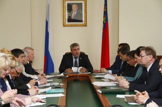 Нынешний и. о. губернатора Владимир Чернов ведет заседание администрации Кемеровской области, 11 мая 2017 года