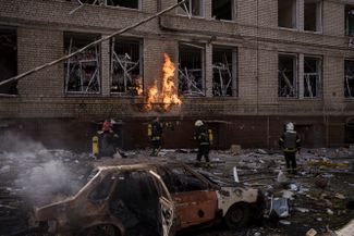 Пожарные тушат огонь, загоревшийся в результате обстрела Харькова российскими войсками.<br>