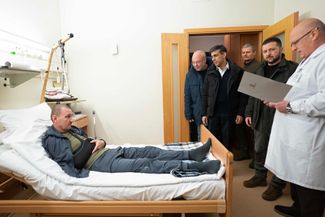 Владимир Зеленский и Риши Сунак навещают раненого украинского военного в госпитале в Киеве