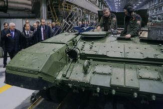 Дмитрий Медведев (второй слева) во время контрольной проверки выпуска танков на территории корпорации «Уралвагонзавод» в Нижнем Тагиле. 24 октября 2022 года