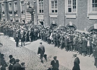 Новобранцы у пункта записи добровольцев Уайтхолла в Лондоне, 1914 год