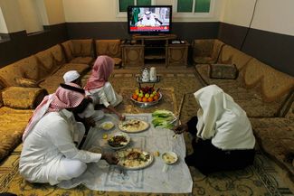 Семья в Саудовской Аравии смотрит обращение короля Абдаллы , 18 марта 2011 года.
