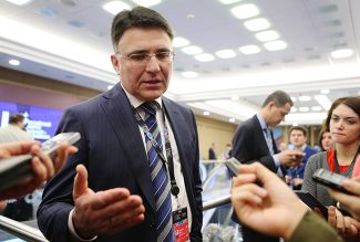 Глава Роскомнадзора Александр Жаров беседует с журналистами. 22 декабря 2015-го