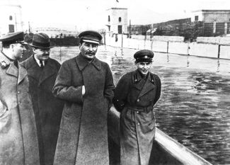 Клим Ворошилов, Вячеслав Молотов, Иосиф Сталин и Николай Ежов на канале Москва — Волга. 22 апреля 1937 года