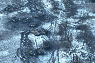 Этот снимок сделан ВСУ в феврале 2023 года — точная дата при этом не указана. Как утверждают украинские военные, на фотографии видны поврежденные и уничтоженные российские танки — колонну разбили после попытки атаковать Угледар