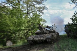 Танк украинской армии на передовой недалеко от Лисичанска