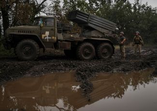 Украинские военные готовятся к стрельбе из реактивной системы залпового огня БМ-21 «Град» по российским войскам в Донецкой области
