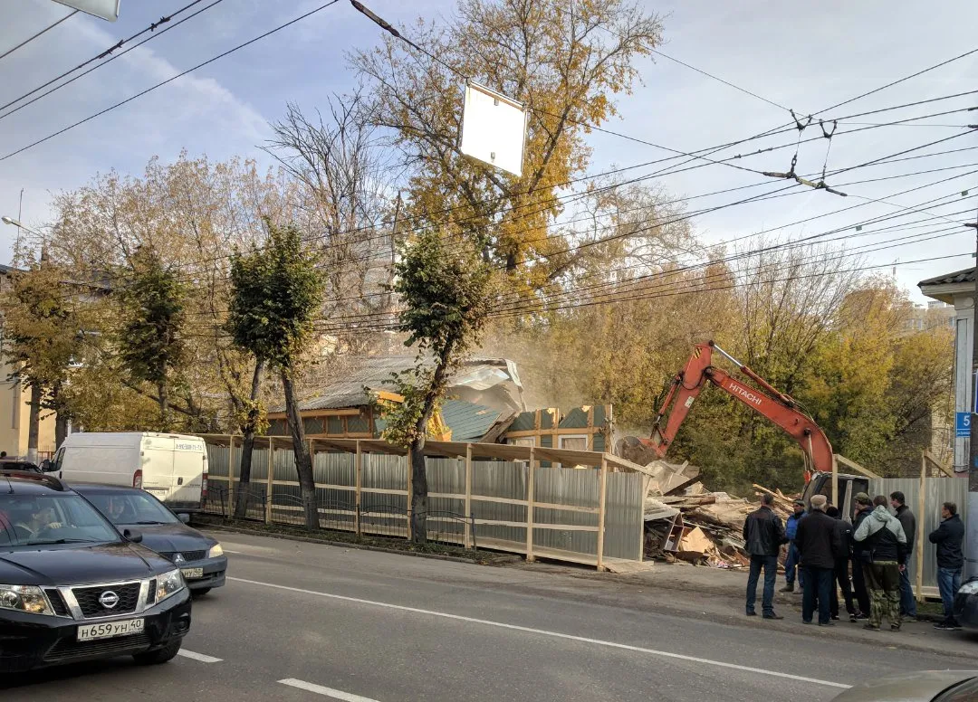 Волонтеры отремонтировали столетний деревянный дом в Калуге. Спустя год его  снесли — Meduza