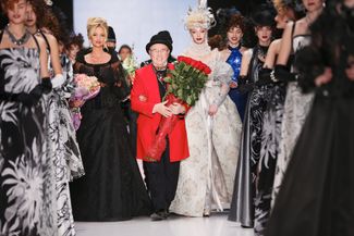 Вячеслав Зайцев в финале показа своей осенне-зимней коллекции 2015/16 в рамках Mercedes-Benz Fashion Week Russia. 26 марта 2015 года
