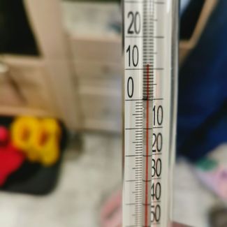 A thermometer measuring the temperature inside one of the apartment buildings without heat in Podolsk