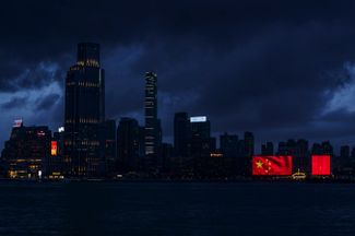 Видео к празднованию 100-летия Коммунистической партии Китая на небоскребах в Гонконге. 30 июня 2021 года