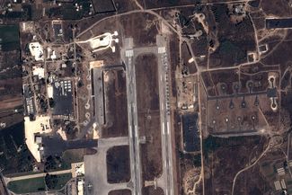 Российские самолеты и вертолеты на военной базе в Латакии. Сирия, 20 сентября 2015 года