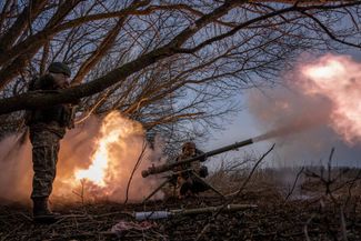 Бойцы ВСУ ведут огонь по российским позициям