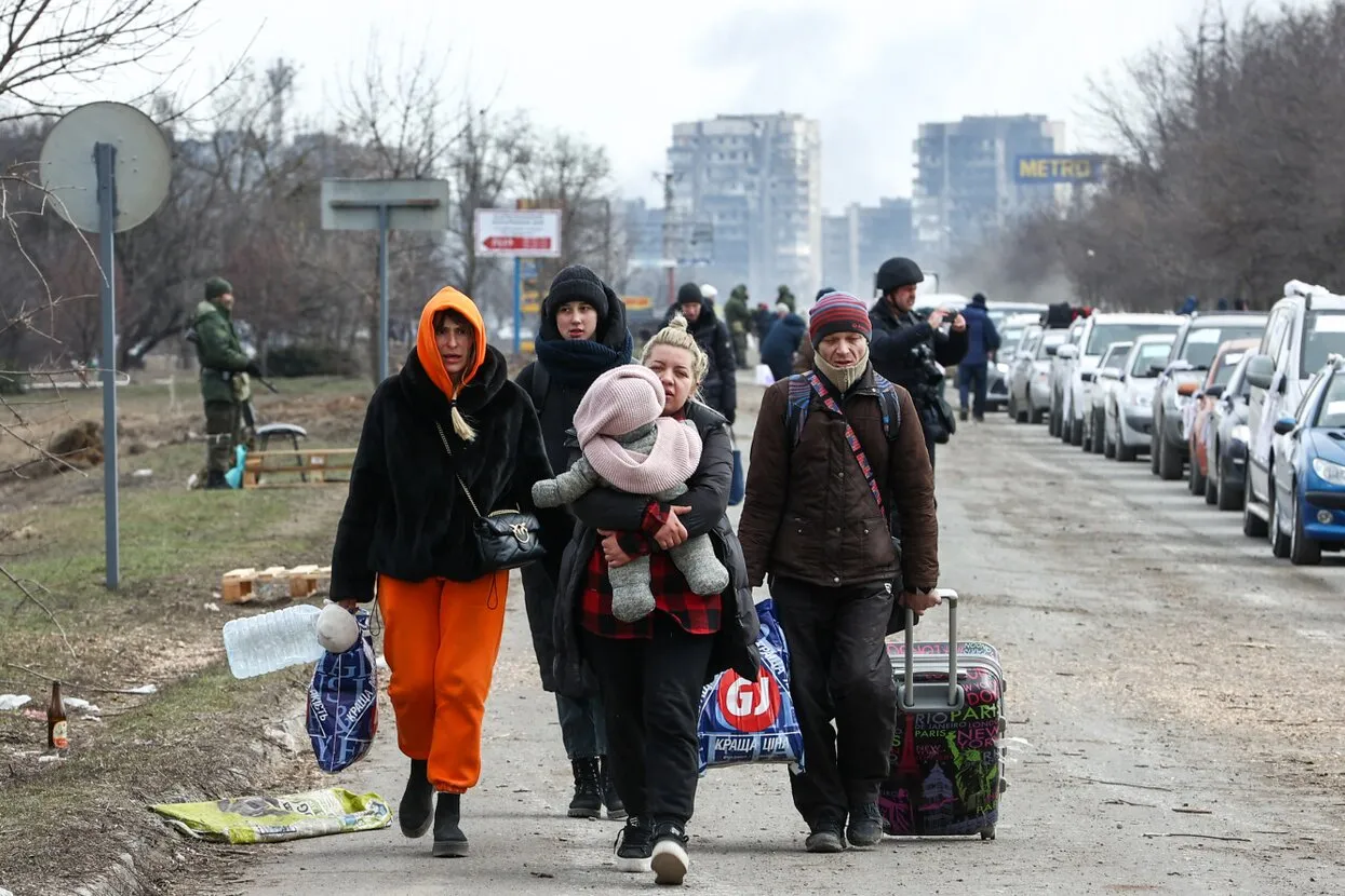 От Мариуполя остались руины, нам начинать новую жизнь тут» Многих жителей  осажденного (и фактически уничтоженного) города вывезли в Россию. Вот что  они говорят о войне и своем будущем — Meduza