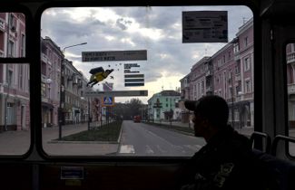 Вид на улицу в Краматорске из автобуса.