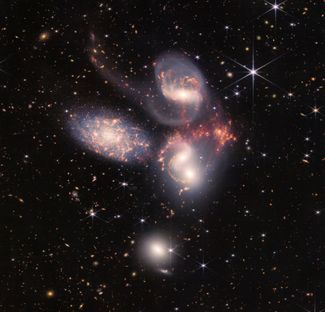 Квинтет Стефана — группа из пяти галактик в созвездии Пегаса. Четыре из них находятся на расстоянии 210-340 миллионов световых лет и находятся между собой в постоянном взаимодействии. Галактика NGC 7320 (слева) удалена от Земли на 39 миллионов световых лет; ее изображение лишь проецируется на остальные для земного наблюдателя. Квинтет Стефана — первая в своем роде компактная группа галактик, открытая астрономами в 1877 году.
