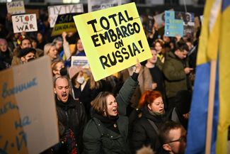 Демонстрация в поддержку Украины у резиденции премьер-министра Великобритании Бориса Джонсона в Лондоне. 25 февраля 2022 года
