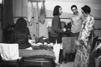 Принцесса Сакина (слева), принц Сайрус и Вилаят-бегум на вокзале Дели. 20 марта 1975 года