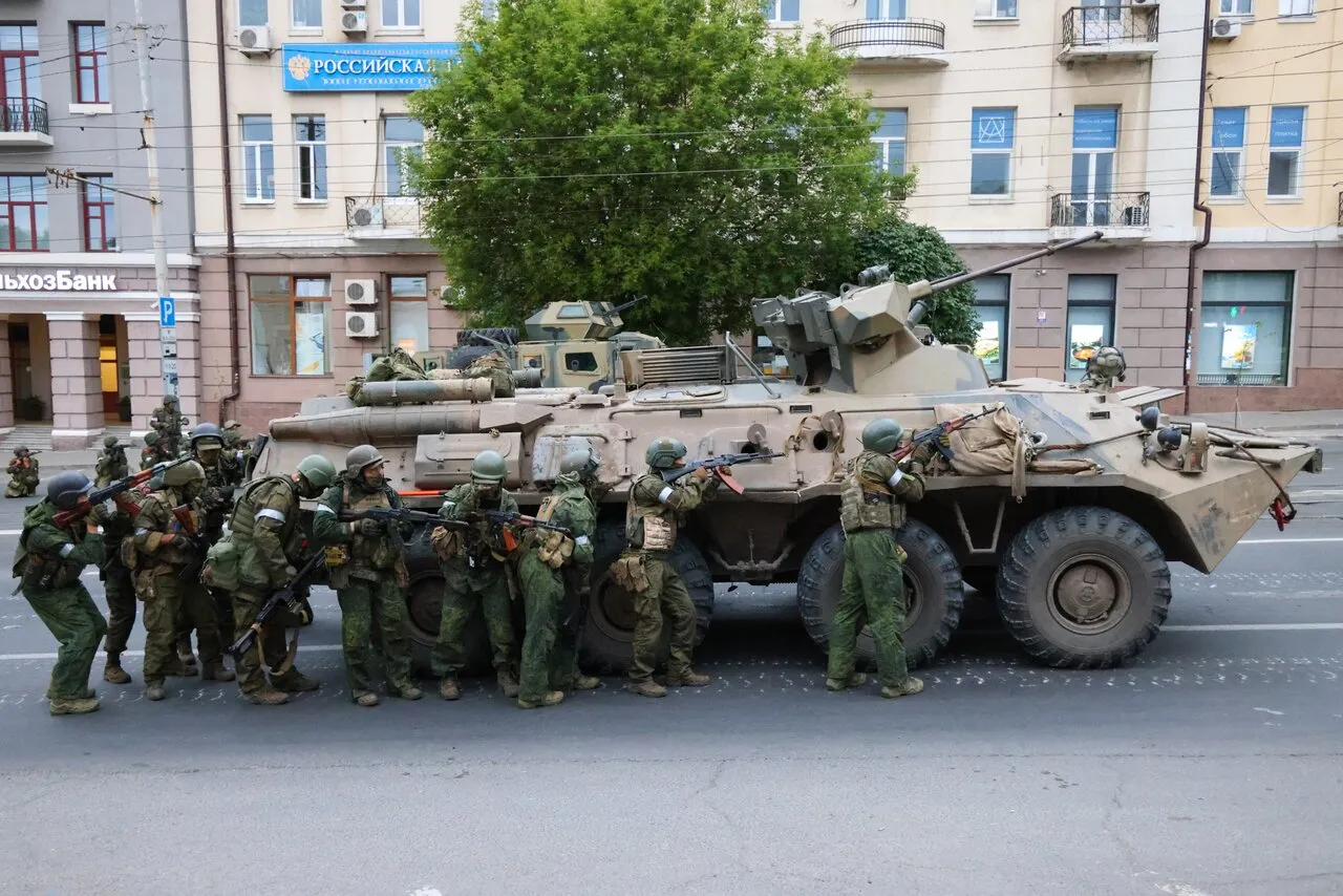 Танки в Ростове-на-Дону. Город захвачен бойцами ЧВК Вагнера. Губернатор  просит жителей не выходить из дома Фотографии — Meduza