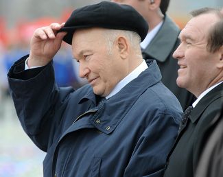 Мэр Москвы Юрий Лужков и его заместитель Петр Бирюков на церемонии открытия фонтанов на Поклонной горе, 30 апреля 2010 года