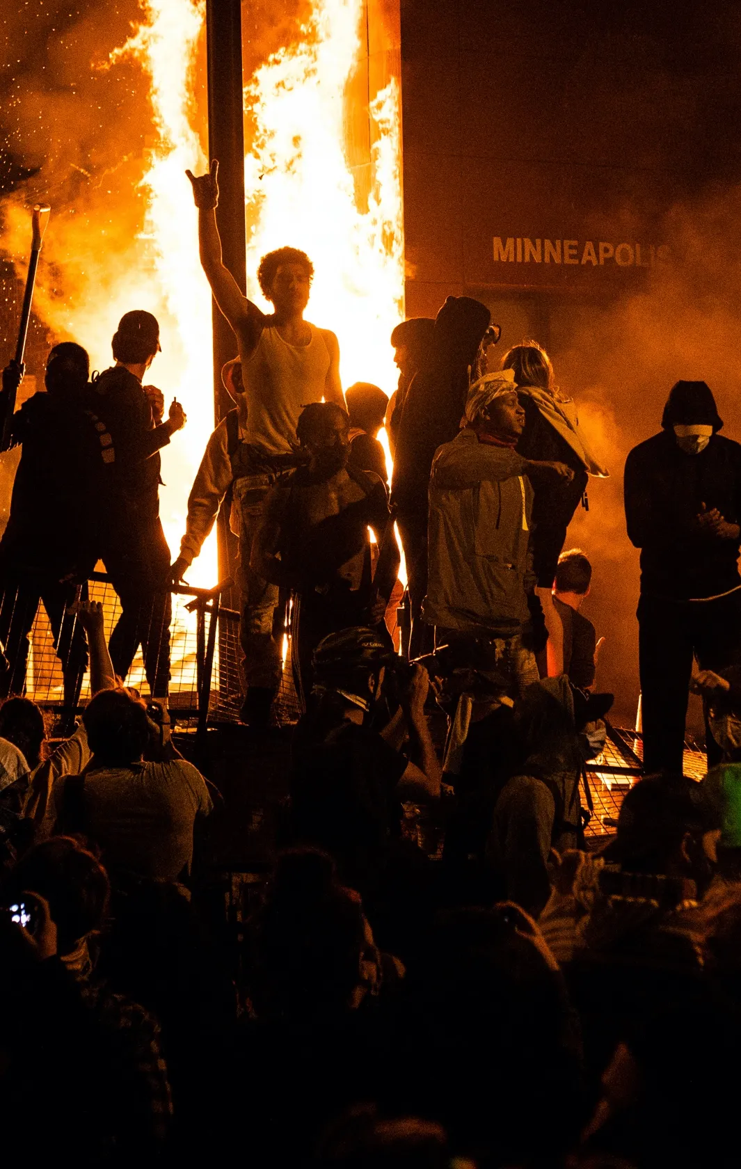 В США — массовые протесты и беспорядки: полицейские убили афроамериканца.  Миннеаполис горит, туда ввели войска — Meduza